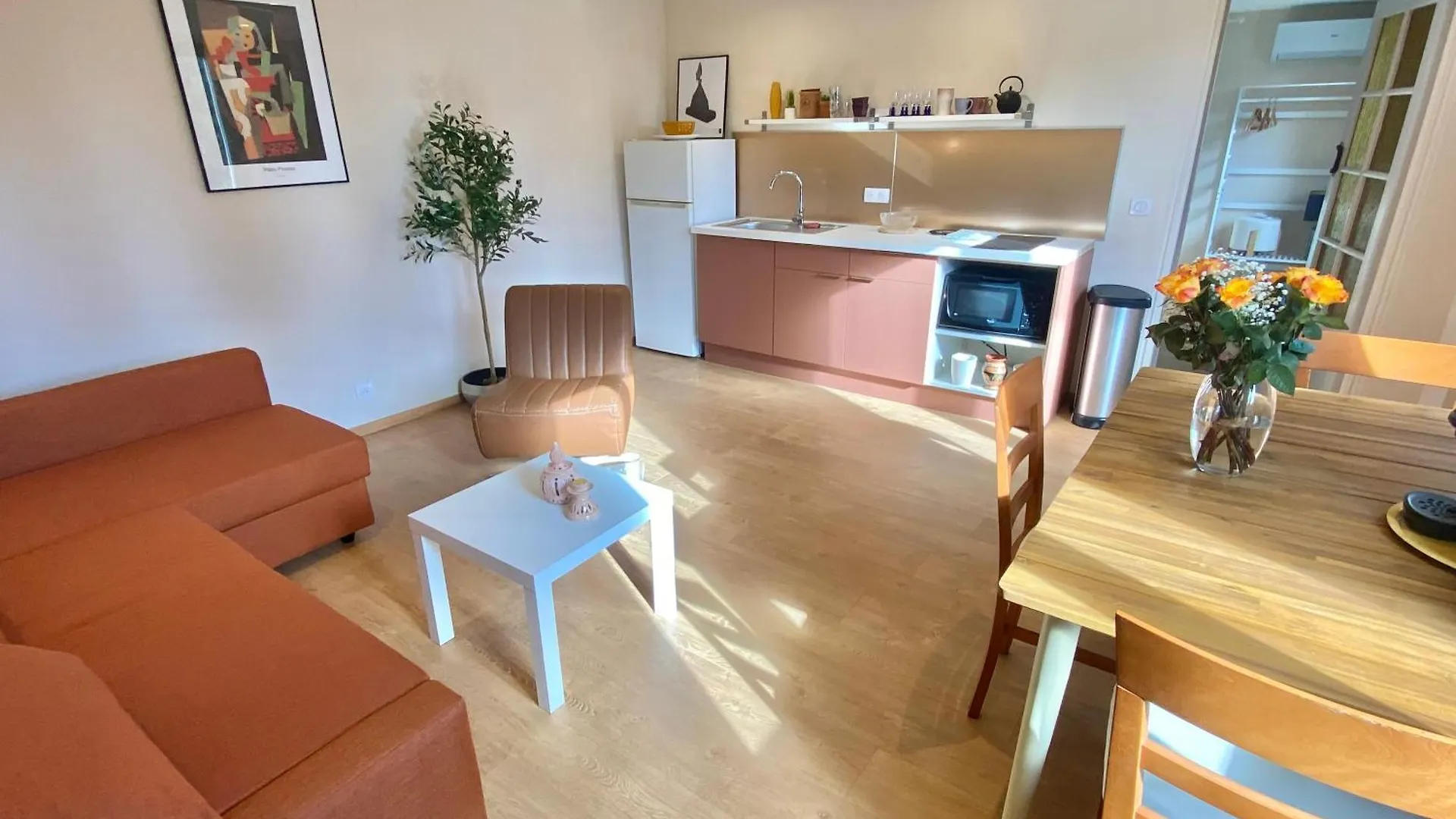 Great Flat! 10 Minute Walk From Train Station And Palais Daire Cannes 0*,  Fransa
